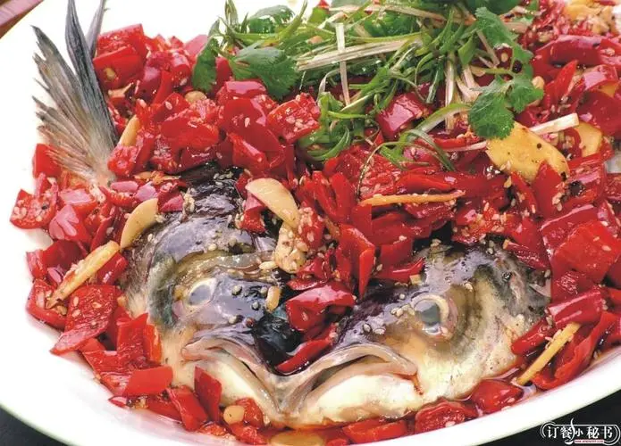 巨型剁椒鱼头的饕餮盛宴：味蕾与视觉的双重冲击！