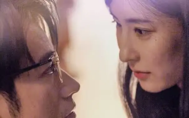 《新版：爱你不问归期》：虐心爱情的救赎？深度解析与情感共鸣